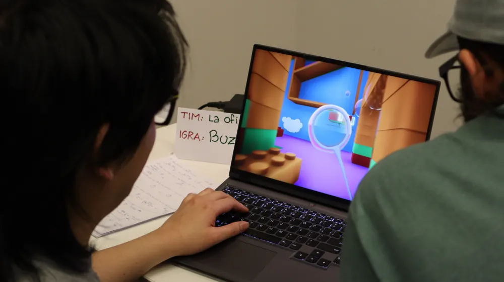 Igranje igre Buzzle tima La Ofi